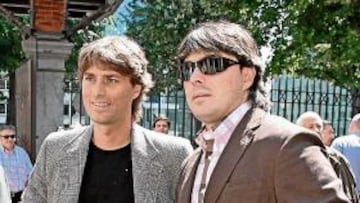 <b>EL DIA D. </b>Julen Guerrero, junto a su hermano José Félix, en Ibaigane en la jornada electoral.