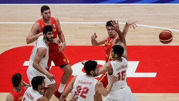 Jakarta (Indonesia), 30/08/2023.- Juan Nunez (Top) of Spain in action against Piter Girgoorian (Bottom) of Iran during the FIBA Basketball World Cup 2023 group stage match between Iran vs Spain in Jakarta, Indonesia, 30 August 2023. (Baloncesto, España) EFE/EPA/MAST IRHAM
