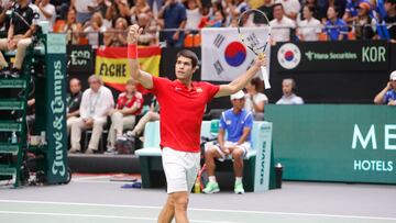 El tenista español Carlos Alcaraz celebra su victoria ante Soonwoo Kwon en la eliminatoria entre España y Corea del Sur en la Copa Davis.