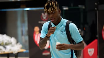 YEDA, 05/01/2026.- El delantero del Athletic Club Nico Williams a su llegada hoy lunes al aeropuerto de Yeda para disputar la primera semifinal de la Supercopa de España frente al FC Barcelona en el estadio Alinma Stadium. EFE / Ángel Martínez / RFEF. SOLO USO EDITORIAL / SOLO USO DISPONIBLE PARA ILUSTRAR LA NOTICIA QUE ACOMPAÑA/ (CRÉDITO OBLIGATORIO).