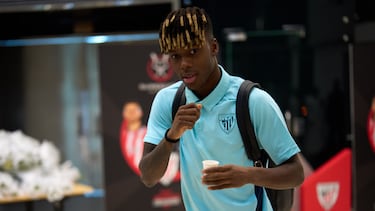 YEDA, 05/01/2026.- El delantero del Athletic Club Nico Williams a su llegada hoy lunes al aeropuerto de Yeda para disputar la primera semifinal de la Supercopa de España frente al FC Barcelona en el estadio Alinma Stadium. EFE / Ángel Martínez / RFEF. SOLO USO EDITORIAL / SOLO USO DISPONIBLE PARA ILUSTRAR LA NOTICIA QUE ACOMPAÑA/ (CRÉDITO OBLIGATORIO).