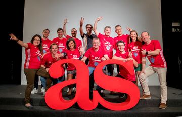 El director de AS, Vicente Jiménez, en el centro, posa con los integrantes del equipo AS Runners.