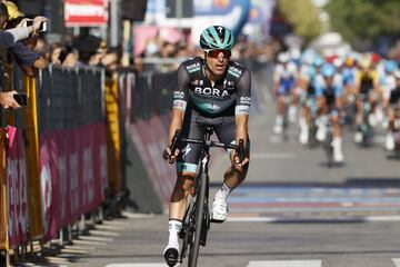 El piloto polaco del Team Bora, Rafal Majka, cruza la meta en la séptima etapa de la carrera ciclista Giro de Italia 2020