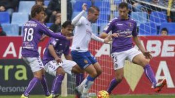 Ortuño se encuentra rodeado de jugadores del Valladolid.