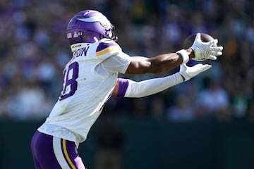 GREEN BAY, WISCONSIN - SEPTEMBER 29: Justin Jefferson #18 of the Minnesota Vikings catches a pass against the Green Bay Packers during the fourth quarter at Lambeau Field on September 29, 2024 in Green Bay, Wisconsin.   Patrick McDermott/Getty Images/AFP (Photo by Patrick McDermott / GETTY IMAGES NORTH AMERICA / Getty Images via AFP)