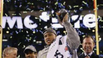 Malcolm Smith en el podio de la Super Bowl XLVIII, con su trofeo de MVP.