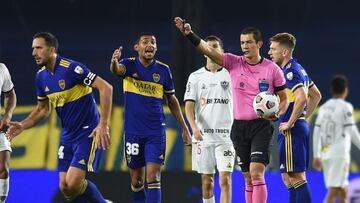 AME2150. BUENOS AIRES (ARGENTINA), 13/07/2021.- Jugadores de Boca Juniors discuten hoy con el árbitro colombiano Andrés Rojas, durante un partido contra Atlético Mineiro por los octavos de final de la Copa Libertadores 2021 en el estadio Alberto J. Armando "La Bombonera", en Buenos Aires (Argentina). EFE/ Marcelo Endelli /POOL