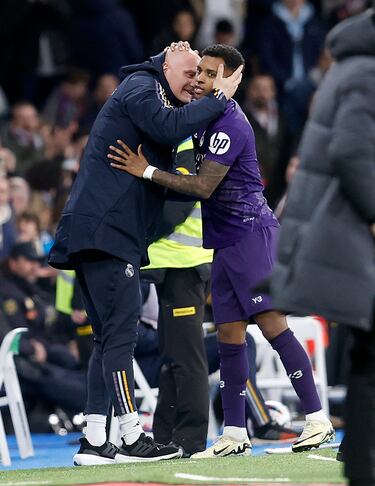 1-0. Rodrygo celebra el primer gol con Jaime Salom, fisioterapeuta del primer equipo.