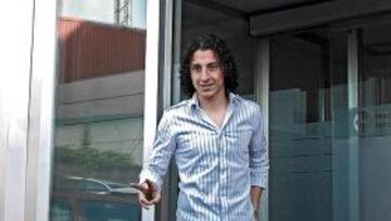 <b>SEIS SEMANAS DE BAJA. </b>Andrés Guardado pasó ayer unas pruebas médicas en el Hospital Santa Teresa.