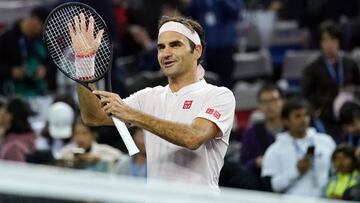 Federer sufre, pero vence a Medvedev en su regreso oficial