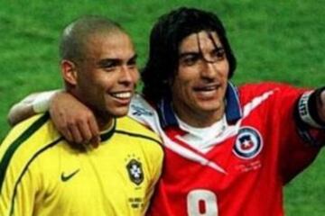 Segundo partido en Mundiales. Octavos de final del Francia 1998 y Brasil derrota 4-1 a Chile con dos de Ronaldo y dos de César Sampaio. En la imagen, Iván Zamorano conversa con Ronaldo, compañeros en el Inter.