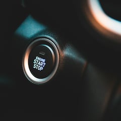 Un mecánico señala lo que no se debe hacer al arrancar el coche