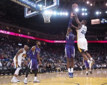 JGM10. Oakland (United States), 05/04/2014.- Golden State Warriors forward Harrison Barnes (R) shoots over Sacramento Kings forward Jason Thompson (2-R)defends during the second half of their NBA game at Oracle Arena in Oakland, California, USA, 04 April 2014. EFE/EPA/JOHN G. MABANGLO CORBIS OUT
