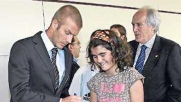 <b>RECUPERADO. </b>Beckham dejó atrás su lesión de tobillo y viajó a Zaragoza, donde firmó muchos autógrafos.
