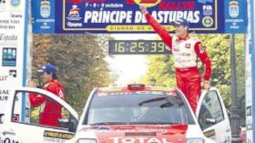 <b>EL JOVEN DE MODA. </b>Dani Sordo, en el podio de Oviedo donde se proclamó campeón nacional.