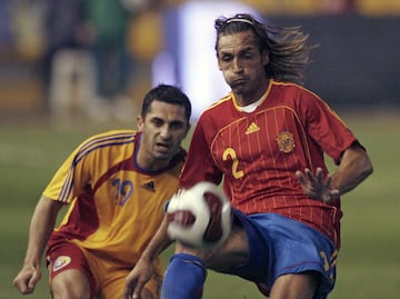 Debutó con 32 años y nueve meses con España: el 15 de noviembre de 2006 en Cádiz, en un partido donde España perdió contra Rumanía. En total jugó cuatro partidos con la roja.