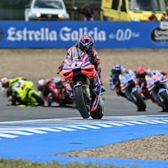 Martín hereda la victoria tras caída de Márquez liderando