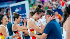 Alba Torrens, alero de la Selección, se abraza con Óscar Delgado, fisio del equipo tras la victoria ante Hungría en las semifinales del Eurobasket.