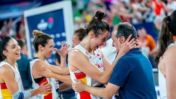 Alba Torrens, alero de la Selección, se abraza con Óscar Delgado, fisio del equipo tras la victoria ante Hungría en las semifinales del Eurobasket.