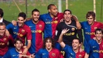 <b>RECUERDO AL RIVAL.</b> Piqué no se olvidó del Madrid en la fiesta de celebración del título de Liga.