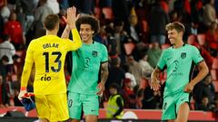 Los jugadores del Atlético de Madrid, el esloveno Jan Oblak, el belga Axel Witsel y Marcos Llorente, celebran la victoria de su equipo a la finalización del encuentro correspondiente a la jornada 34 de Primera División que Mallorca y Atlético de Madrid disputaron en el estadio de Son Moix, en la capital balear.
