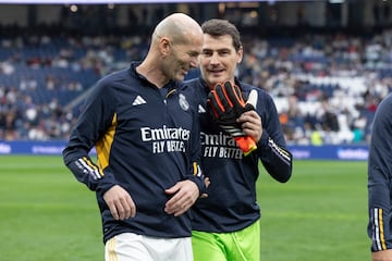 Iker Casillas y Zinedine charlan antes del Coraz車n Classic Match.