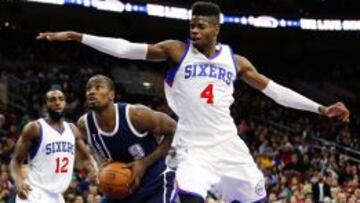 Serge Ibaka (9) se dispone a lanzar a canasta ante Nerlens Noel (4).