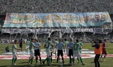  Jugadores del Real Betis y del Sevilla se salidan antes del partido correspondiente a la trigesimo tercera jornada de Liga BBVA, que disputaron hoy en el estadio Benito Villamarin, que finalizó con el resultado de 0-2. 