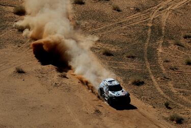 Krzysztof Hołowczyc del equipo X-raid Mini JCW y su copiloto Lukasz Kurzeja en acción durante la etapa de hoy. 