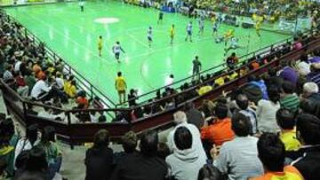 <b>LLENO. </b>En Aranda de Duero vibran con su equipo, y por tercera vez en la Liga llenaron el pabellón.