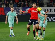 PAMPLONA, 03/01/2026.- El defensa de Osasuna Javi Galán (c) controla el balón durante el encuentro correspondiente a la jornada 18 de LaLiga EA Sports entre el CA Osasuna y el Athletic Club de Bilbao en El Sadar, Pamplona, este sábado. EFE/ Villar López