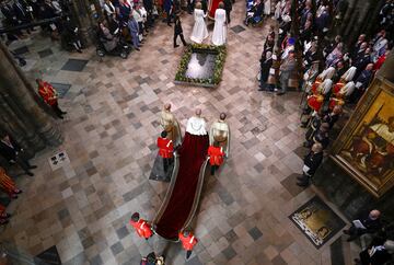 El rey Carlos III entrando en la Abadía de Westminster.