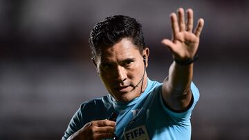 Referee Fernando Guerrero during the 8th round match between Queretaro and Tigres UANL as part of the Liga BBVA MX, Torneo Apertura 2024 at La Corregidora Stadium on September 17, 2024 in Santiago de Queretaro, Mexico.
