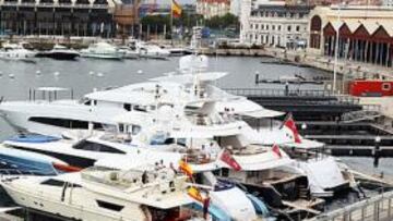 <b>GLAMOUR EN VALENCIA. </b>Fernando Alonso 'vuela' en el trazado urbano frente a los barcos fondeados en el puerto de la ciudad del Turia, que vibra con la F-1.