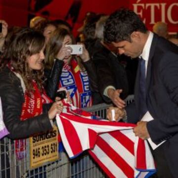 ESTRELLA. Diego Costa hace feliz a una colchonera bilbaína y le firma un autógrafo en la llegada del equipo a su hotel de concentración.