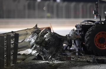 El monoplaza del piloto franc¨¦s se ha incendiado tras un fuerte impacto en la curva tres del Gran Premio de Bahr¨¦in. Romain Grosjean sali¨® por su propio pie del monoplaza. El accidente lleg¨® tras un cambio de direcci¨®n del piloto de Haas, en el que se ha tocado con el Alpha Tauri de Kvyat.