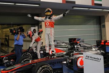 Lewis cerró la temporada 2011, la segunda peor de su trayectoria en el Mundial (quinto en la clasificación y tres victorias), con su primer triunfo en Yas Marina, escenario en el que año más tarde celebraría tantas alegrías. Ganó gracias al pinchazo que tuvo Vettel en la primera vuelta con su insuperable Red Bull.