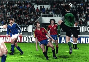 En esta Eurocopa se estrenaba Miguel Muñoz como entrenador. En la fase de grupos antes de ir a Francia, España se complicó las cosas al perder el penúltimo partido ante Holanda. Nadie confiaba en los españoles, pero llegó el histórico 12-1 a Malta...
La cosa comenzó con una victoria en casa ante Islandia.