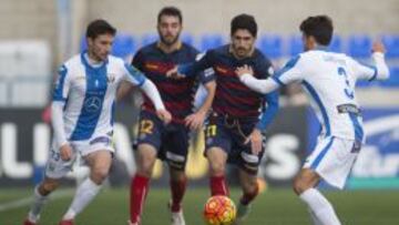 Jugadores de la Llagostera y del Leganés pelean un balón durante el partido que ambos equipos han disputado en Liga BBVA.