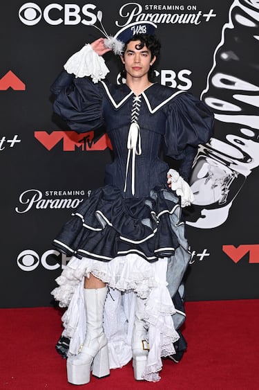 Conan Gray posa en la alfombra roja de los MTV Video Music Awards.