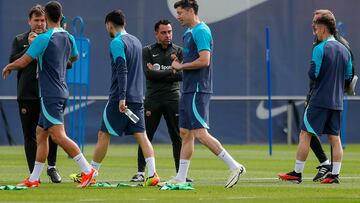 15/04/24  
ENTRENAMIENTO DEL BARCELONA  
XAVI HERNANDEZ (E) FC BARCELONA
ROBERT LEWANDOWSKI (9) FC BARCELONA


