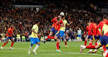 2-2. Aymeric Laporte despeja mal y Endrick, atento, dispara con la pierna izquierda. El balón, roza en Robin Le Normand lo justo para superar a Unai Simón.
