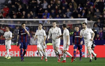 El jugador del Real Madrid, Bale, celebra el definitivo 1-2.