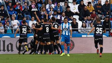 Los jugadores del M&aacute;laga, celebrando el 0-1 al Deportivo en Riazor, obra de Luis Hern&aacute;ndez.