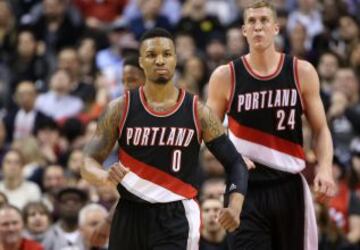 Damian Lillard, desafiente, delante de su compa?ero en Portland Mason Plumlee.