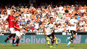VALENCIA, SPAIN - SEPTEMBER 01: Daniel Parejo of Valencia celebrates after scoring his sides second goal during the Liga match between Valencia CF and RCD Mallorca at Estadio Mestalla on September 01, 2019 in Valencia, Spain. (Photo by David Ramos/Getty I