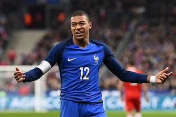 El Madrid miraría el PSG no solo por Neymar. Mbappé fue el principal objetivo madridista el pasado verano, pero al final el jugador decidió poner rumbo de Mónaco a la capital francesa.