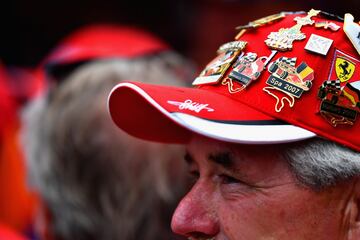 Seguidor de la escudería de Ferrari en el circuito de Spa-Francorchamps.