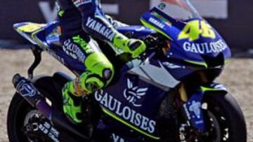 <b>MOTO GP. </b>Valentino Rossi saluda victorioso a la hinchada de Jerez después de cruzar la meta como ganador del Gran Premio de España de Motociclismo tras pasar a Sete Gibernau en la última y polémica curva.