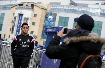 Pernawan, aficionado indonesio del Real Madrid, posa para una fotograf&iacute;a delante de Stamford Bridge.